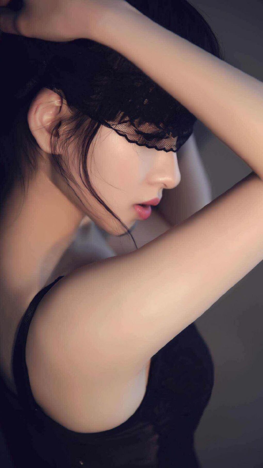 某队在大赛中扬眉吐气，赢得赞誉与掌声，比赛进行中,某队员在场区外