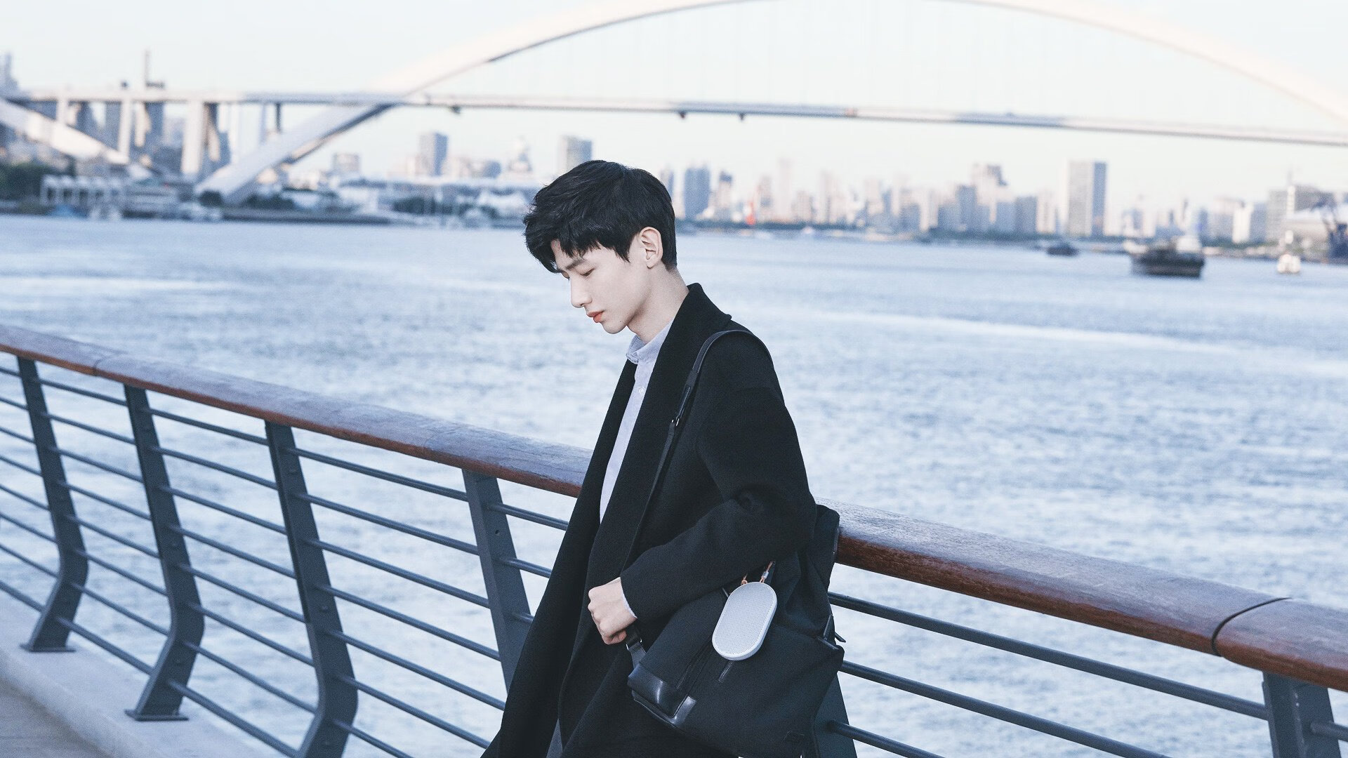 曼联在关键比赛中逆转获胜，追赶领先队伍