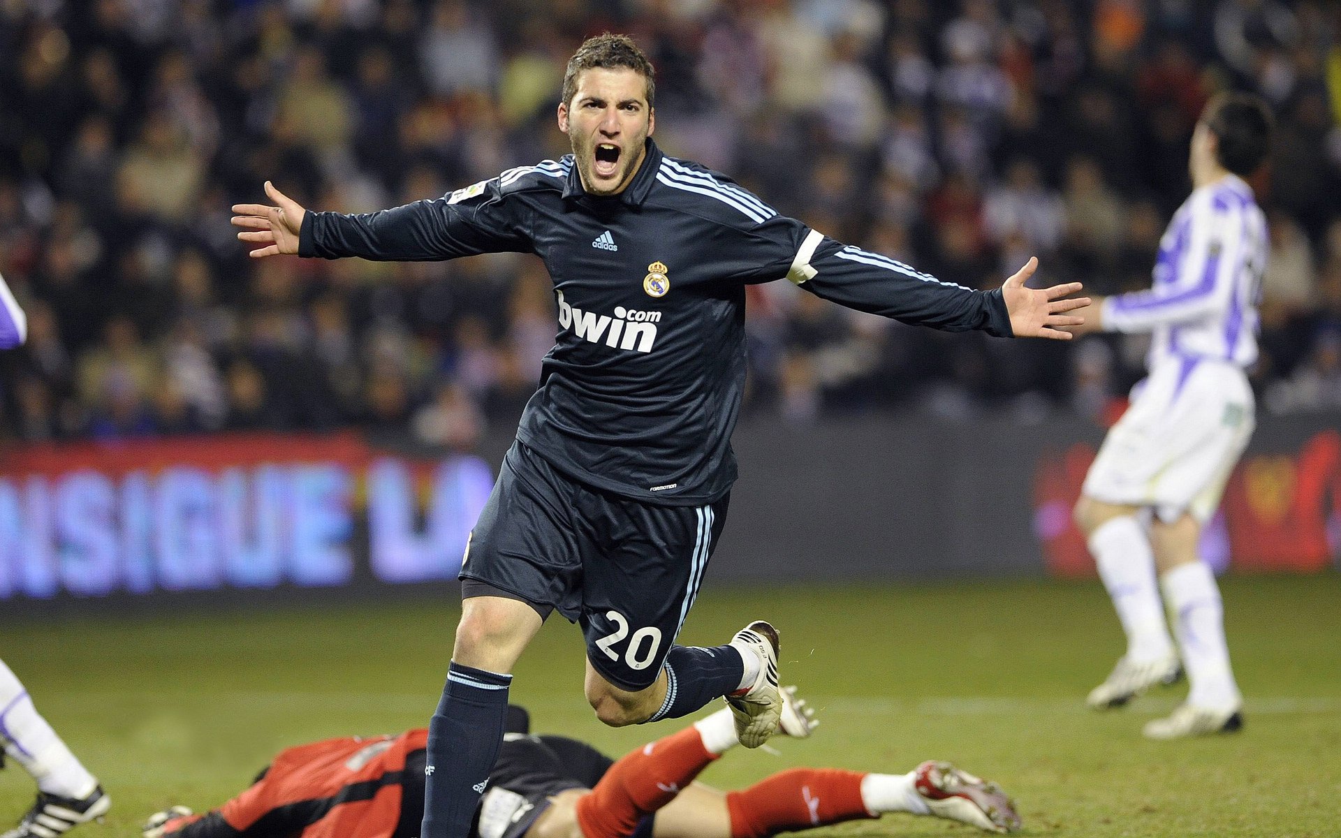 中锋位置在五大联赛的技战术演化趋势，中锋中场